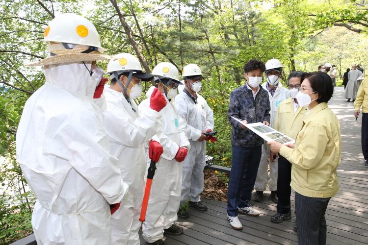 주민생활 현장방문_봉산 무장애숲길 및 수국사 템플스테이 조성 현장 이미지